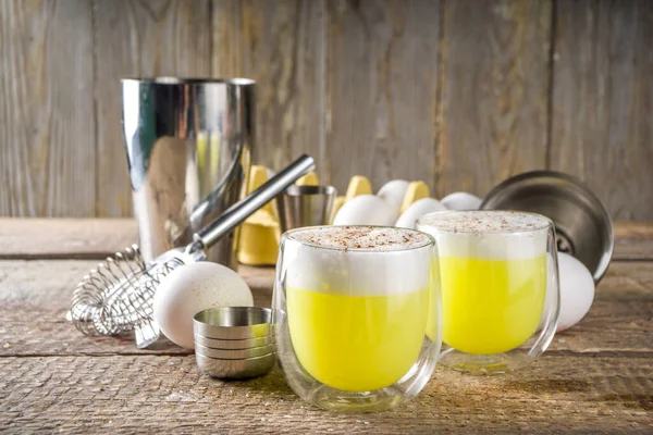 Herbst Hausgemachter Bourbon Egg Flip Cocktail Mit Gewürzen Holzhintergrund Mit — Stockfoto