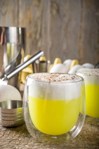 Autumn Homemade Bourbon Egg Flip Cocktail Com Especiarias Fundo Madeira — Fotografia de Stock