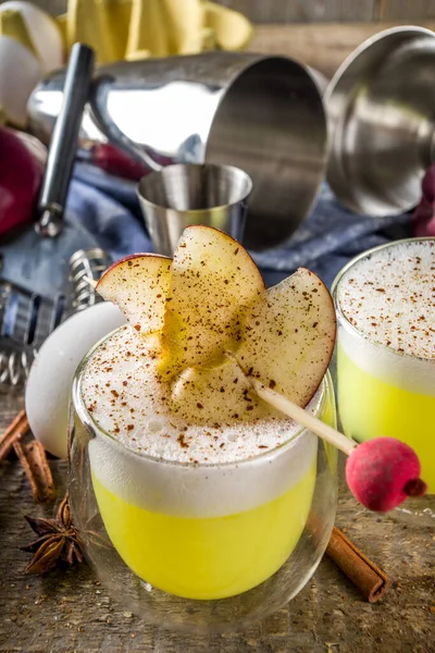 Äppelcider Surt Kort Cocktail Höstägg Fyllig Alkoholhaltig Dryck Shotglas — Stockfoto