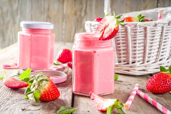 Batido Fresa Botellas Con Fresas Frescas Menta Sobre Luz Del —  Fotos de Stock