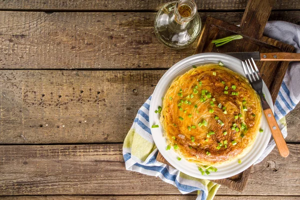 Colazione Fatta Casa Spaghetti Omelette Con Uova Cipolle Verdi Sfondo — Foto Stock