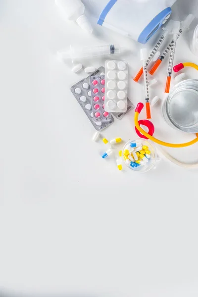 Концепція Фармацевтичних Таблеток Асорті Різних Таблеток Таблеток Капсул Медичними Шприцами — стокове фото