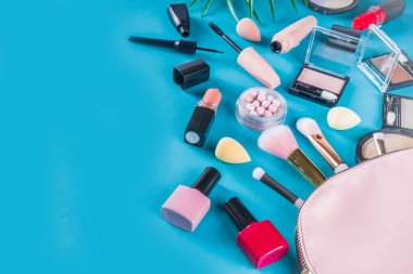 Profesyonel makyaj seti, tropik yaz yaprakları, kadın çantası. Makyaj malzemeleri. Lüks dekoratif kozmetik düz döşeme, üst görünüm, maket. Güzellik blogcusu kavramı. Moda turkuaz arkaplan