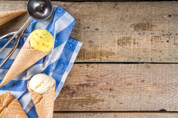 Conjunto Varios Helados Coloridos Caseros Con Conos Gofre Helado Sobre — Foto de Stock