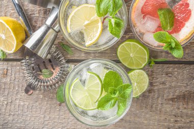 Yaz detoks içeceği konsepti. Citrus meyvesi buzlu içecek. Bar aletleri yapmak için sağlıklı bir diyet kokteyli. Vitamin takviyeli su