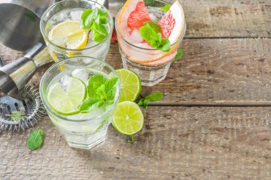 Yaz detoks içeceği konsepti. Citrus meyvesi buzlu içecek. Bar aletleri yapmak için sağlıklı bir diyet kokteyli. Vitamin takviyeli su