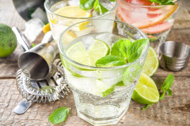 Yaz detoks içeceği konsepti. Citrus meyvesi buzlu içecek. Bar aletleri yapmak için sağlıklı bir diyet kokteyli. Vitamin takviyeli su