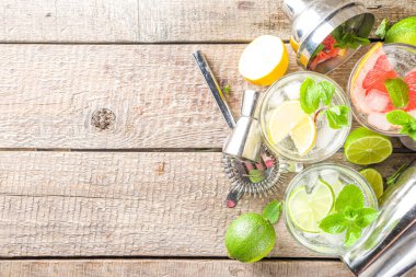 Yaz detoks içeceği konsepti. Citrus meyvesi buzlu içecek. Bar aletleri yapmak için sağlıklı bir diyet kokteyli. Vitamin takviyeli su