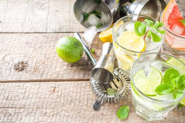 Yaz detoks içeceği konsepti. Citrus meyvesi buzlu içecek. Bar aletleri yapmak için sağlıklı bir diyet kokteyli. Vitamin takviyeli su