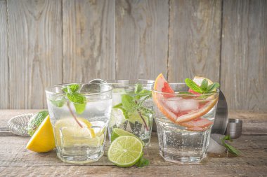 Yaz detoks içeceği konsepti. Citrus meyvesi buzlu içecek. Bar aletleri yapmak için sağlıklı bir diyet kokteyli. Vitamin takviyeli su