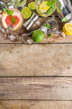 Yaz detoks içeceği konsepti. Citrus meyvesi buzlu içecek. Bar aletleri yapmak için sağlıklı bir diyet kokteyli. Vitamin takviyeli su