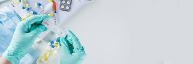 Dünya çapında koronavirüs salgını konsepti. Salgın COVID 19, 2019-NCoV. Antikor veya sars-cov-2 virüsü için laboratuvar test şeridi. Doktorun ellerinde. Haplar, aşı şırıngaları, defterler....
