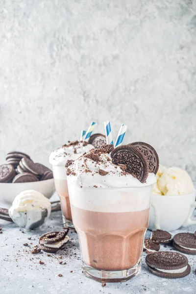 Kahve Sütlü Kurabiyeli Milkshake Dondurma Çikolatalı Kurabiyeler Tatlı Latte Kokteyli — Stok fotoğraf