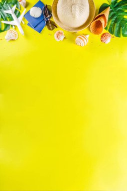Seyahat ve tatil yatık kavramı. Yaz parlak renkli arka plan şapka, güneş gözlüğü, uçak, pasaport, tropikal yaprakları, seyahat kozmetik kiti, deniz kabukları, kopya alanı üst görünüm Banner