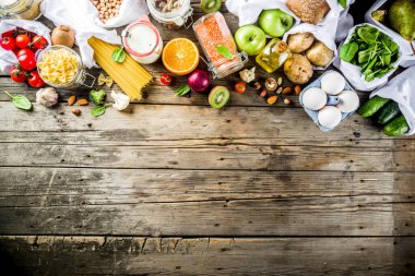 Atık alışveriş ve sustanable yaşam tarzı kavramı, çeşitli çiftlik organik sebzeler, tahıl, makarna, yumurta ve meyve yeniden kullanılabilir ambalaj süpermarket Çantalar sıfır. Kopyalama alanı üstten görünüm, ahşap arka plan