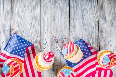 Bağımsızlık Günü 4 Temmuz Tebrikler. Gaziler Günü. Amerikan Anayasası tatili. Amerikan gelenek tebrik kartı. Amerikan sembollü vatansever ev kekleri.