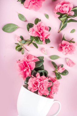 Paskalya yumurtaları ve pembe bahar çiçek dallarıyla yumuşak paskalya kompozisyonu