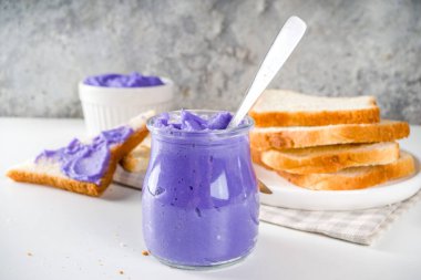 Ube Halaya. Halayang Ube. Mor halaya yer elması reçeli, Filipinli tatlı ve ekşi kahvaltı tarifi, farklı kavanozda kızarmış ekmek.