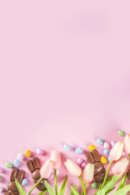 Çikolatalı yumurta ve tavşanlı Paskalya kompozisyonu, düz kopya alanı