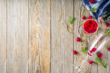 Yaz ferahlatıcı Alkol İçeceği, Kir Royale Kokteyli Şampanyalı Ahududu