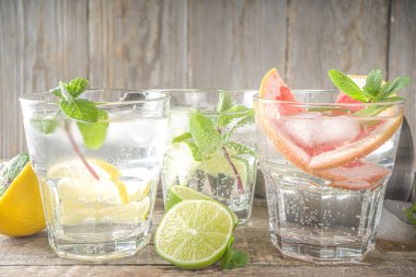 Yaz detoks içeceği konsepti. Citrus meyvesi buzlu içecek. Bar aletleri yapmak için sağlıklı bir diyet kokteyli. Vitamin takviyeli su