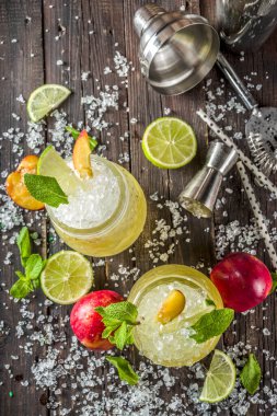 Nane, kireç ve ezilmiş buz, ahşap arka plan kopya alanı ile yaz buzlu şeftali çayı