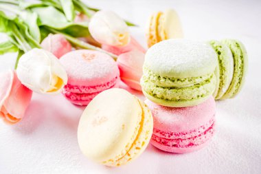 Klasik renkli macarons. Altı pembe, sarı ve yeşil macaron çerezleri üstten görünüm kopya alanı