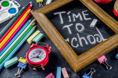 Siyah kara tahta arka planda okul eğitim malzemeleri. Okul konseptine geri dönelim. Üst görünüm düz metin için kopya alanı ile yatıyordu