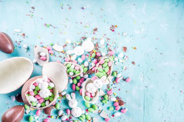 Renkli bahar easter tatlılar arka plan, çikolata yumurta, şeker şeker ve lokum bunny, Turkuaz Açık mavi beton renkli kopya alanı üstten görünüm