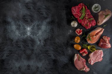Etobur diyet arka plan. Olmayan vegan protein kaynakları, Farklı et gıda - tavuk göğsü, domuz biftek, sığır bonfile, yumurta, yemek için baharat. Siyah taş beton arka plan kopyalama alanı