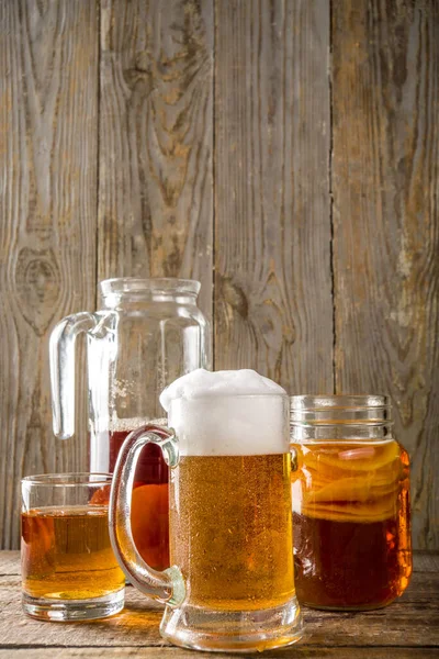 Hausgemachtes Kombucha Bier Mit Kombucha Gläsern Auf Holzgrund — Stockfoto