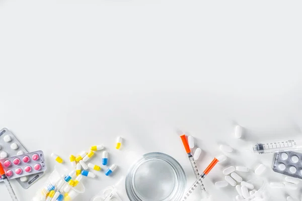 Концепція Фармацевтичних Таблеток Асорті Різних Таблеток Таблеток Капсул Медичними Шприцами — стокове фото