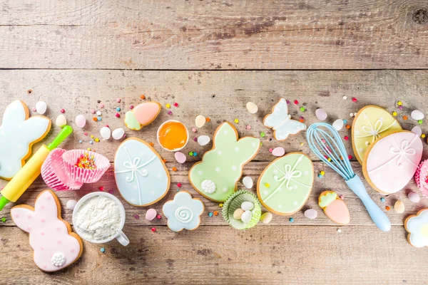 Paasbakachtergrond Met Pastelkleurige Paaskoekjes Suikerhagelslag Ingrediënten Voor Baktaart Koekjes Houten — Stockfoto