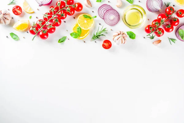 Готовим Белом Кухонном Столе Специями Овощами Зеленью Свежими Огурцами Помидорами — стоковое фото