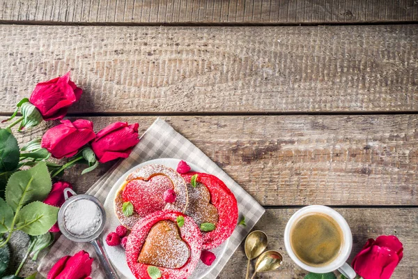 Valentinstag Brunch Essen Rezept Idee Köstliche Hausgemachte Herzförmige Rote Und — Stockfoto