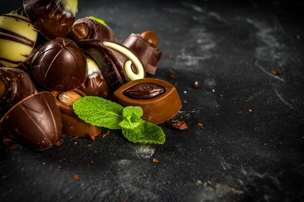 Vários Doces Chocolate Sobre Fundo Escuro Diferentes Doces Chocolates Com — Fotografia de Stock