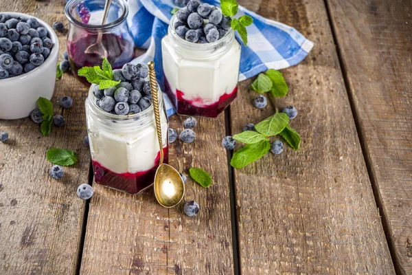 Süßer Gesunder Joghurt Mit Blaubeer Und Blaubeermarmelade Kleinen Portionierten Gläsern — Stockfoto