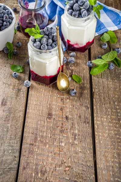 Yogur Dulce Saludable Con Mermelada Arándanos Arándanos Pequeños Frascos Una — Foto de Stock