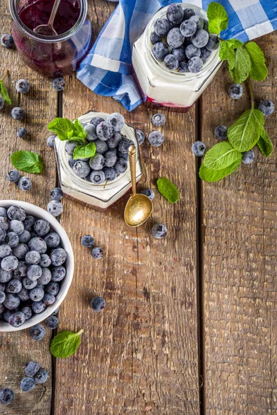 Yogur Dulce Saludable Con Mermelada Arándanos Arándanos Pequeños Frascos Una — Foto de Stock