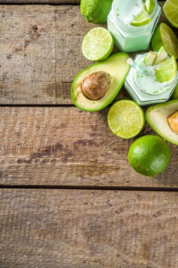 Avokado Milk Shake ya da Smoothie, Avokado ve Limon Suyu ile Yoğurt, Taze Avokadolar ve ahşap arka plan fotokopi alanı üzerine limonlar
