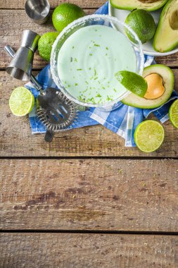 Alkolik kokteyl tarifleri ve fikirleri. Avokado ve tuzlu limonlu margarita, ahşap masa fotokopisi.