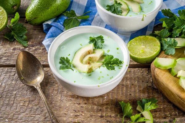 Sopa Caseira Creme Abacate Com Limão Ervas Fatias Abacate Fundo — Fotografia de Stock