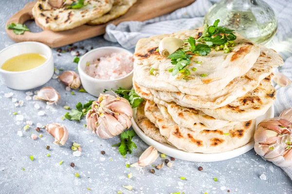 Pão Naan Indiano Tortilhas Indianas Tradicionais Pita Pão Com Ervas — Fotografia de Stock