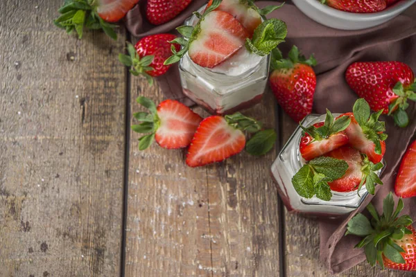 Dolce Yogurt Sano Con Marmellata Fragole Fragole Vasetti Porzionati Tavolo — Foto Stock