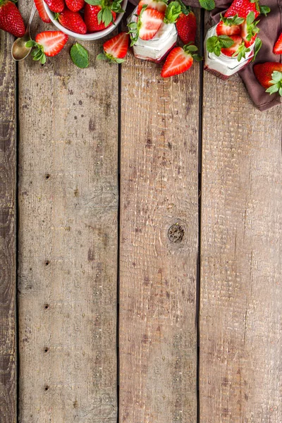 Zoete Gezonde Yoghurt Met Aardbeien Aardbeienjam Kleine Porties Houten Rustieke — Stockfoto