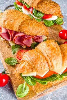 Jambonlu, peynirli, taze sebzeli ve otlu ev yapımı kruvasan sandviçi., 