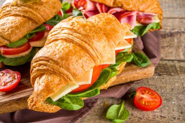 Jambonlu, peynirli, taze sebzeli ve otlu ev yapımı kruvasan sandviçi., 