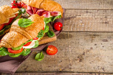 Jambonlu, peynirli, taze sebzeli ve otlu ev yapımı kruvasan sandviçi., 