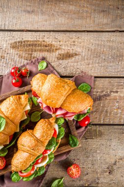 Jambonlu, peynirli, taze sebzeli ve otlu ev yapımı kruvasan sandviçi., 