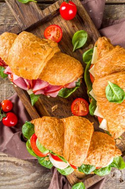 Jambonlu, peynirli, taze sebzeli ve otlu ev yapımı kruvasan sandviçi., 